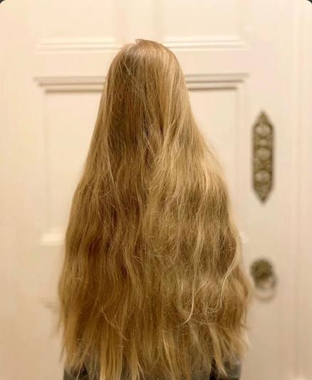 英国男孩从出生就没剪过头发,如今毅然剪掉40公分长发,原因超暖