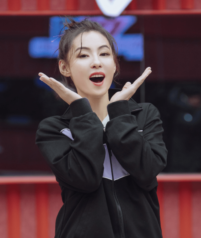 黄渤|张柏芝自称与长子拍拖，依偎在儿子身上，Lucas比妈妈高半头