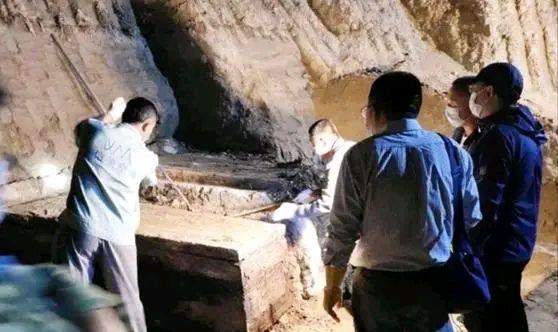 农民进山挖笋发现古墓,结果被收藏家强取豪夺,后来怎么样了?