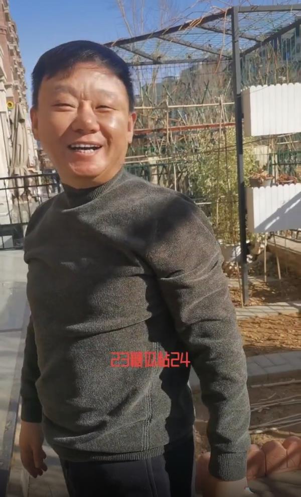 邵峰|53岁邵峰住豪华独栋别墅，院子里却全是土像菜园，妻子患重病多年