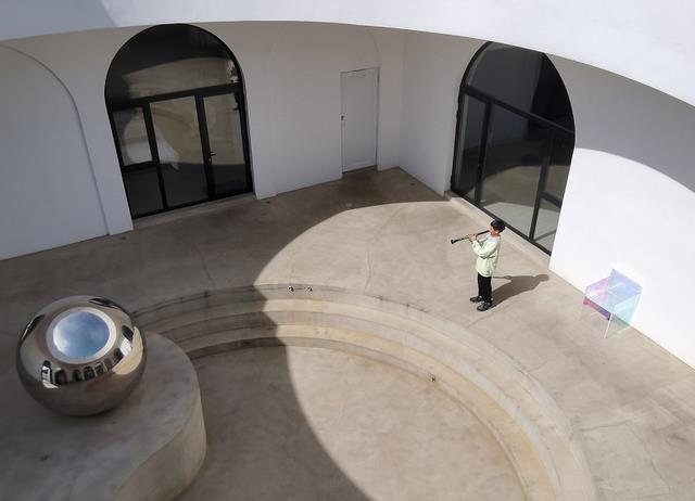 蔡国庆|蔡国庆：游玩嬉戏两不误，带儿子一边清明节爬山一边练习乐器吹奏