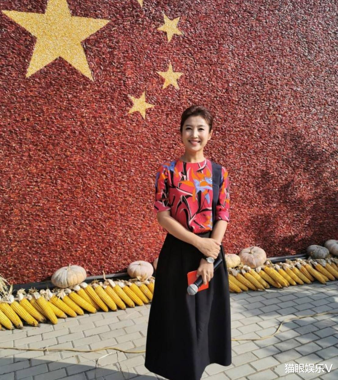 春妮|北京台一姐春妮再主持春晚,私下候场坐姿优雅,已主持10年春晚