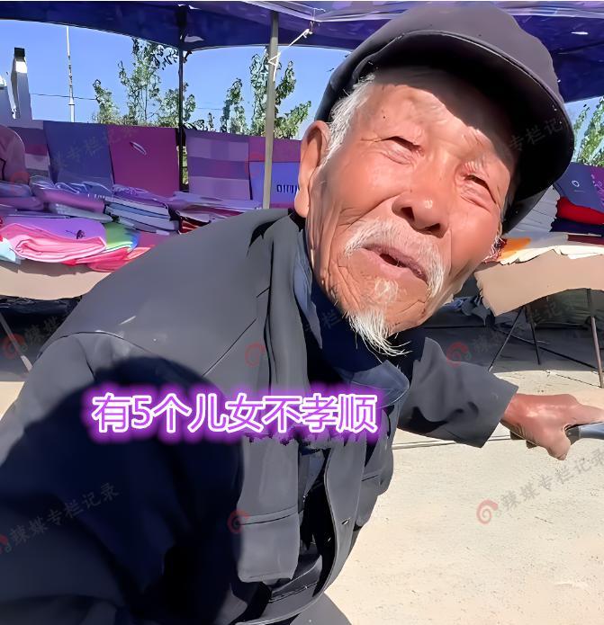 8旬老人5个儿女不养老,卖菜为生,男子给他50元,老人:我不要