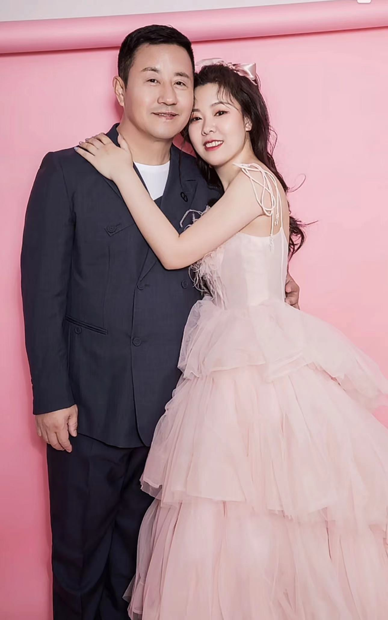 吴琼|曝长贵小19岁老婆怀二胎!白嫩丰腴孕肚突出,涂指甲喝白酒引争议