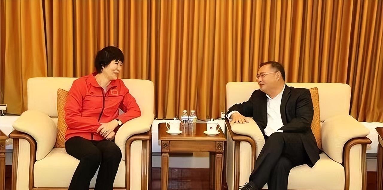 穿衣搭配 62岁郎平罕见公开亮相！参加音乐会尝试女人味造型，烫卷发不敢认