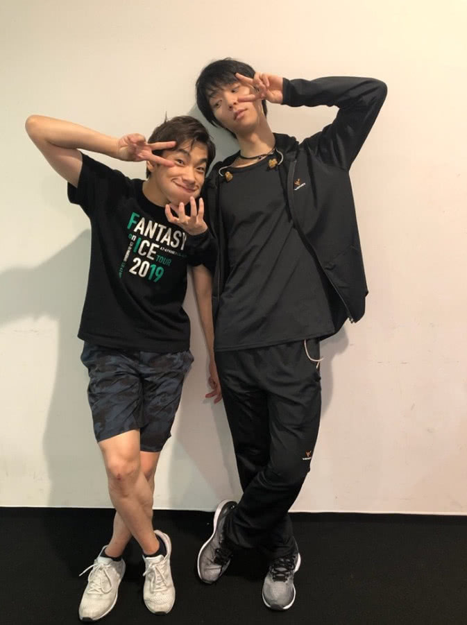 羽生结弦|时隔93天羽生结弦出现了!还是这个标志性的手势!怎么又变年轻了