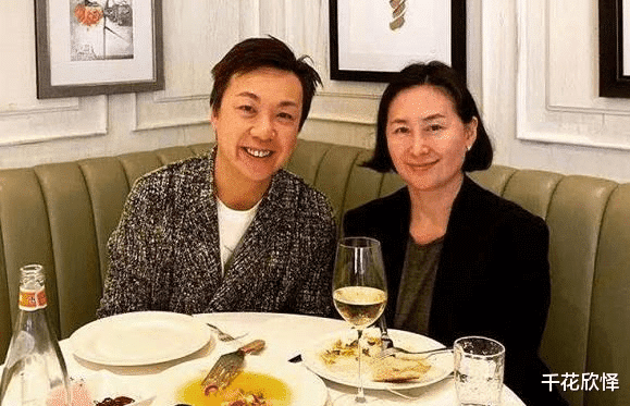 何超琼|何超琼私下这么豪放？被男性友人亲脸合影，没嫌弃还一脸享受样！