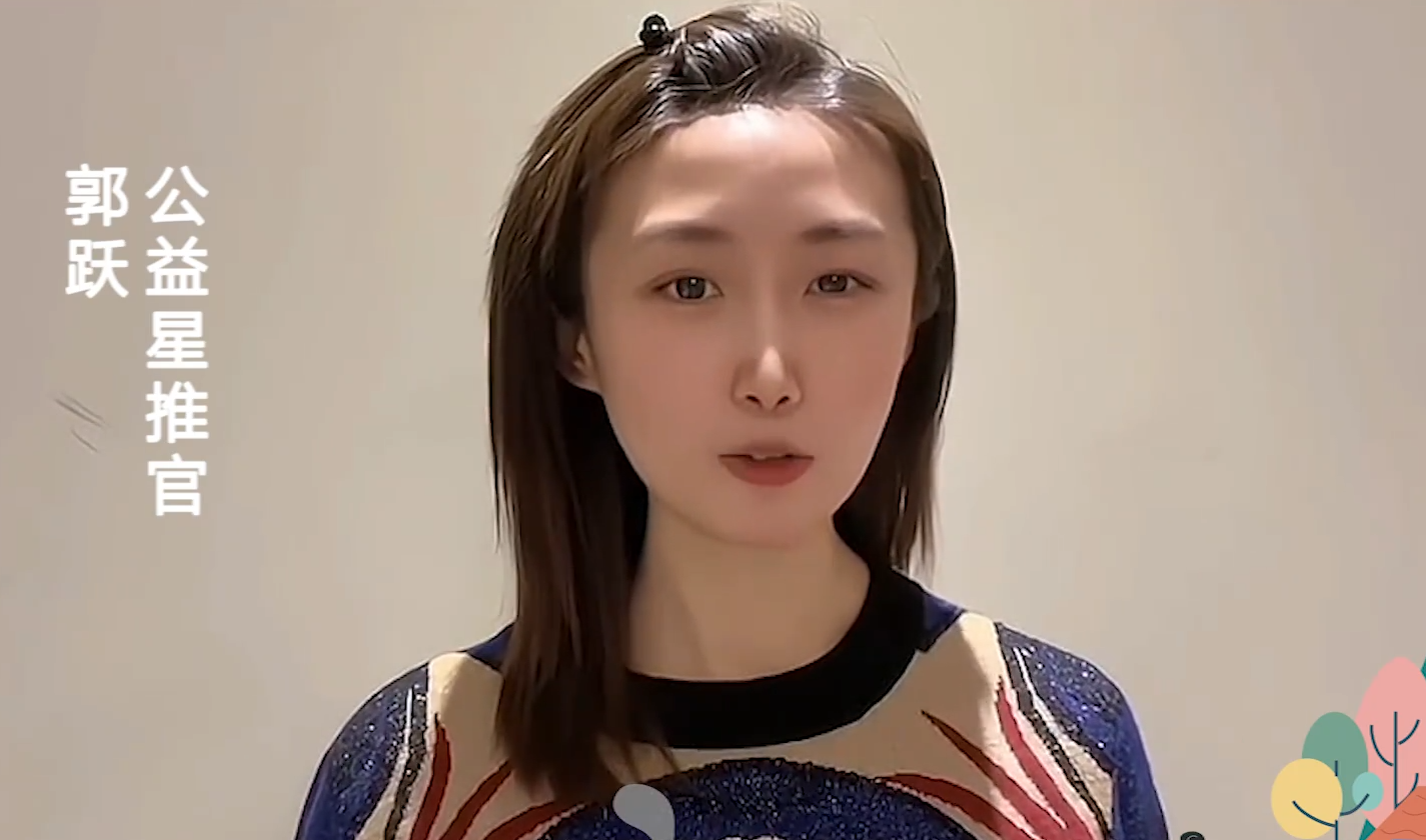 克里斯·保罗|国乒最年轻世界冠军露面！长发披肩脸颊消瘦，双手比心笑容灿烂