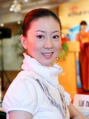 她因“人体模特”与丈夫离婚,被父亲冷战,今46岁孤身一人!