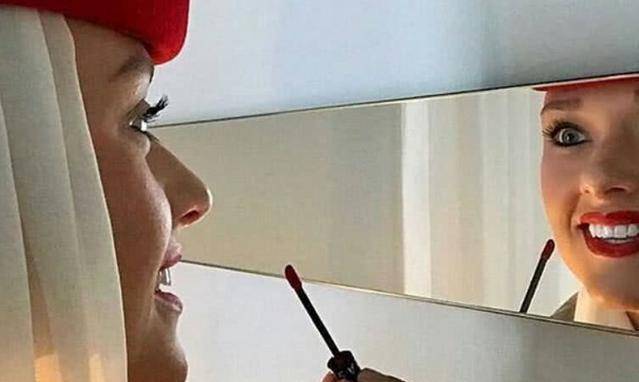 迪拜的空姐要求有多严格?连指甲颜色都是指定的