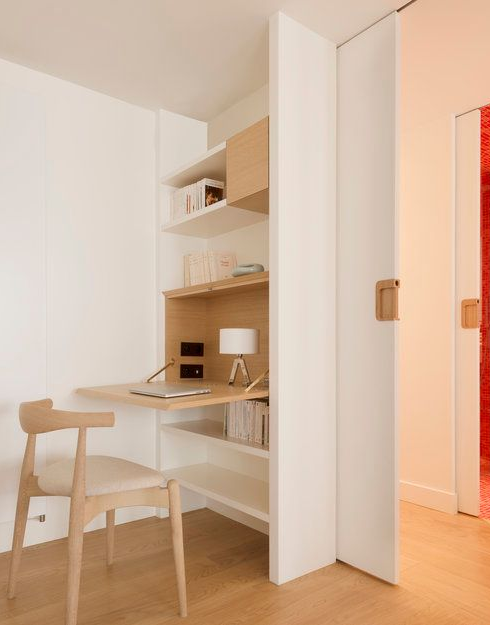 门后空间这样利用,贴着墙安装书桌,不费1㎡家里多出几个办公区