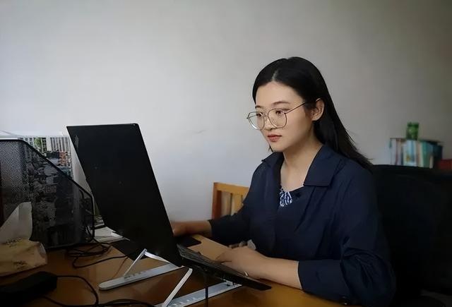 高校|高校辅导员开始招聘，工资高有五险一金，研究生符合条件的别错过