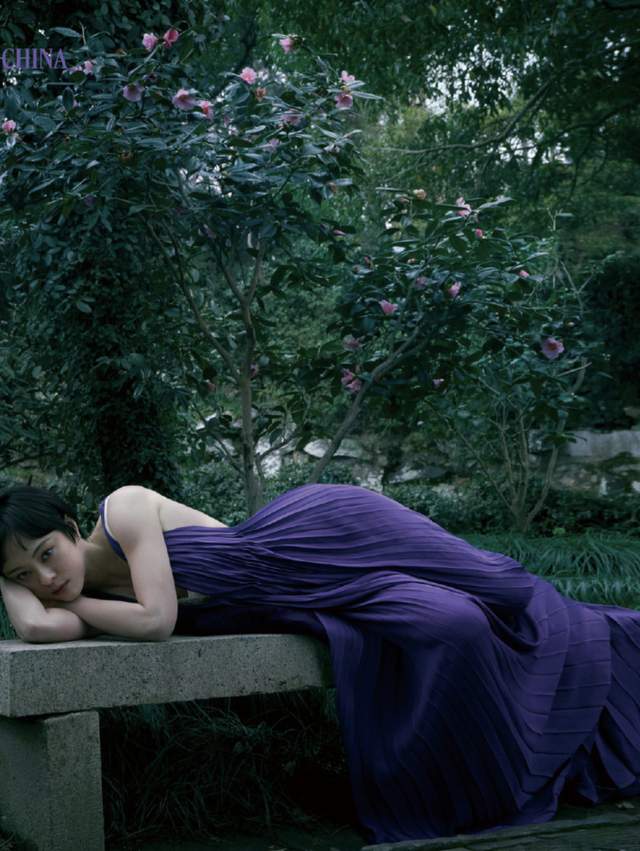 孙俪|39岁孙俪新造型太性感！穿紧身吊带秀身姿，腰部镂空皮肤白到发光