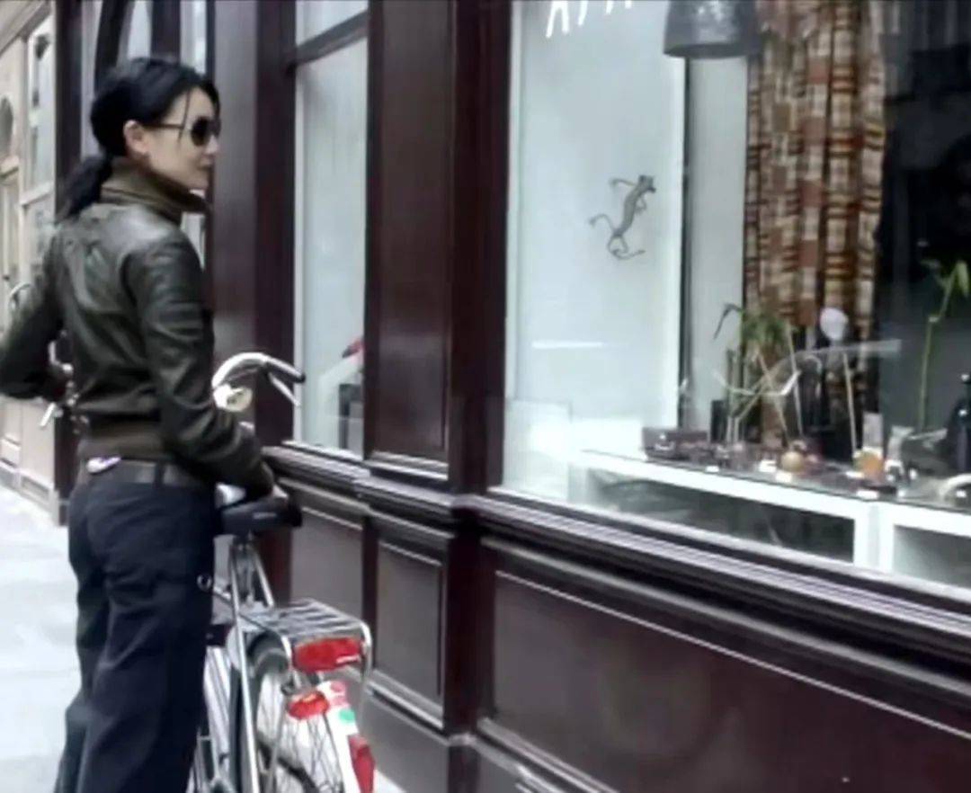 张曼玉|张曼玉连更3条动态,穿黑丝吊带裙秀好身材,她也要开始直播带货了?