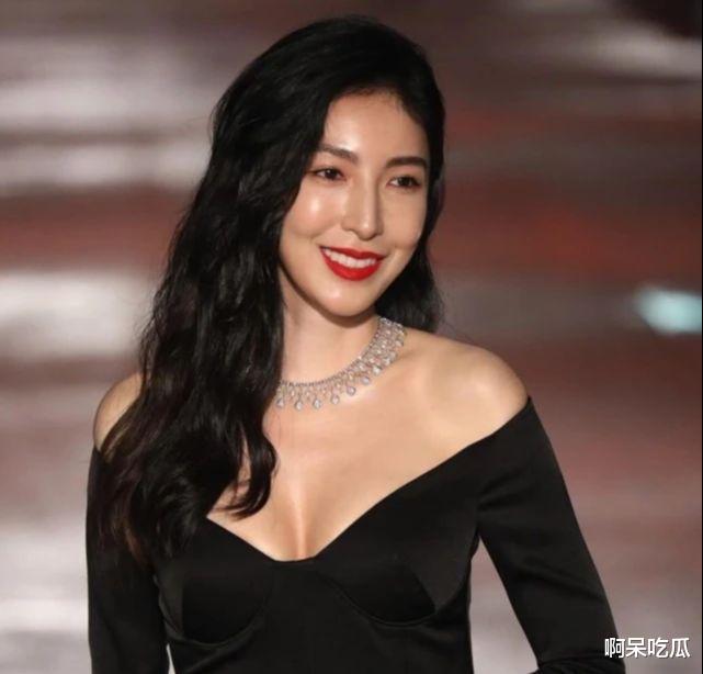 明星|明星礼服变吸水抹布?金钟奖红毯太土气,积水严重堪称灾难现场