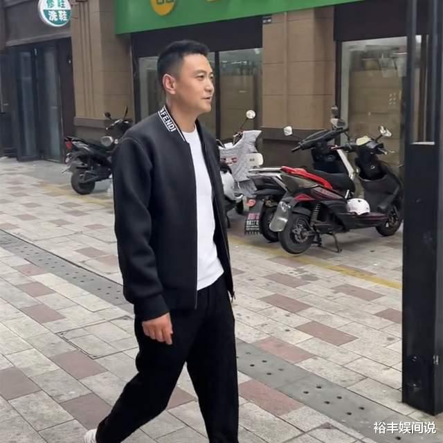 李飞|戏骨李飞街头帮妈妈卖鱼!打扮朴素亲自帮打包,却被嘲讽无戏可拍
