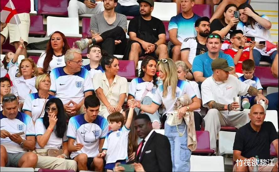 维多利亚·贝克汉姆|世界杯太太团还得看贝嫂！06年穿辣妹装翘腿，气场超强大！