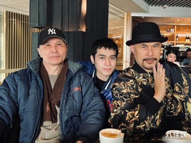 安娜·德·阿玛斯|徐锦江罕晒全家福,儿子剑眉星目颜值扎眼,老婆扎冲天揪超个性