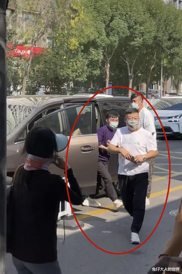 德云社|德云社陶阳到拍戏现场,急忙下车给彪哥开道,陶阳是真会玩