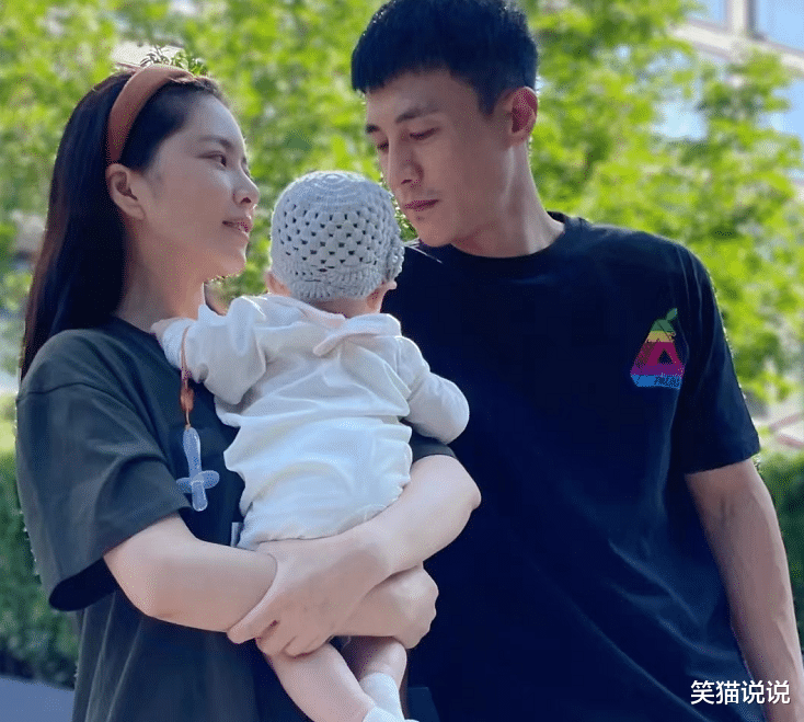 杜淳|杜淳晒与女儿合照：拿蒲扇为女儿扇风，小蛋饺皮肤白皙穿公主裙好可爱！