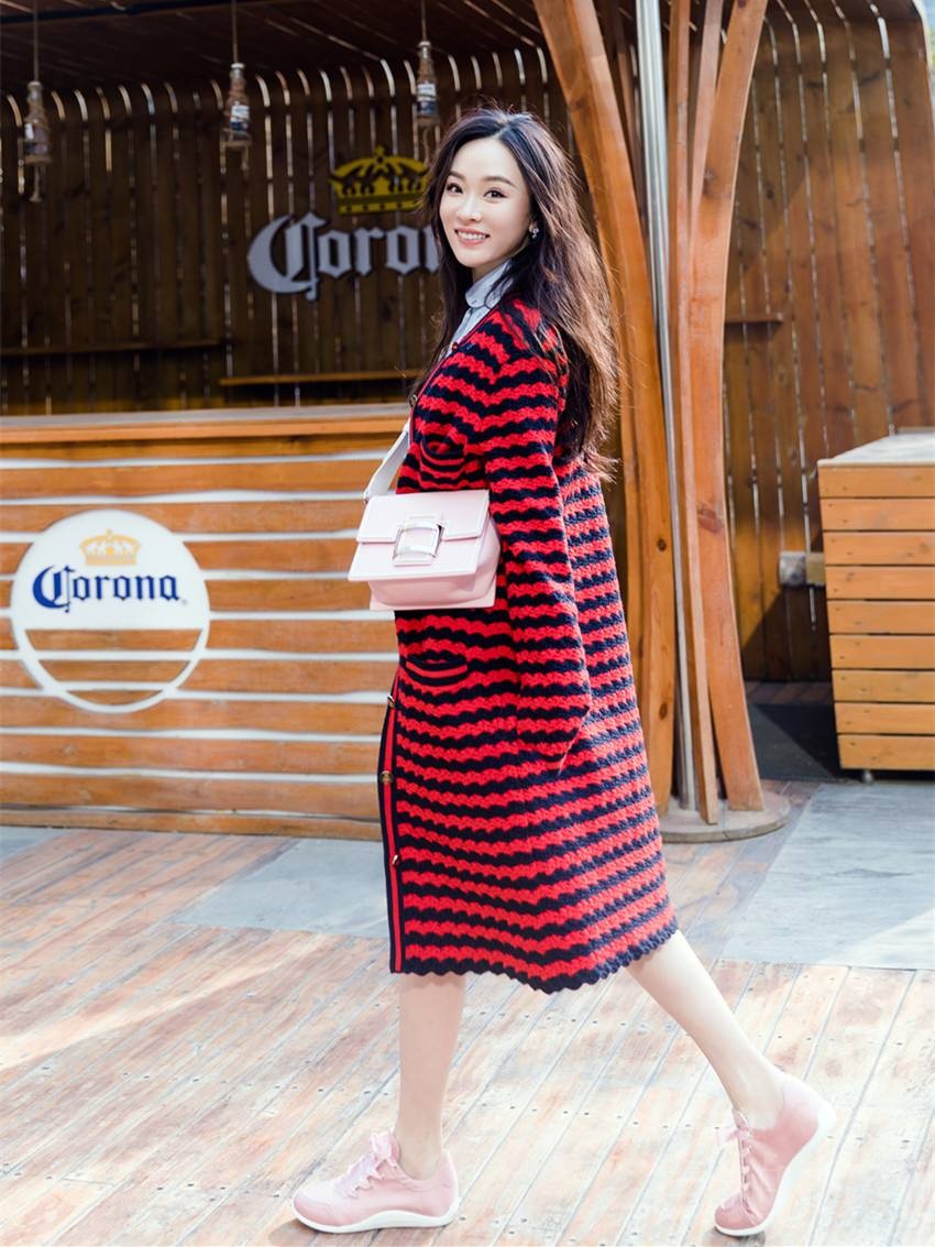 霍思燕|杜江真挺宠霍思燕的，都老夫老妻了还搂那么紧，不穿情侣装都恩爱