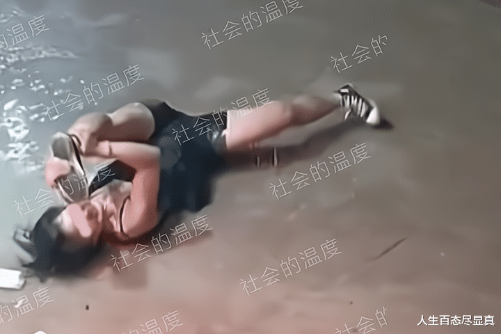 女子为了生活在泥水中劈叉,滚火堆还被烧到腿,孩子没钱交学费