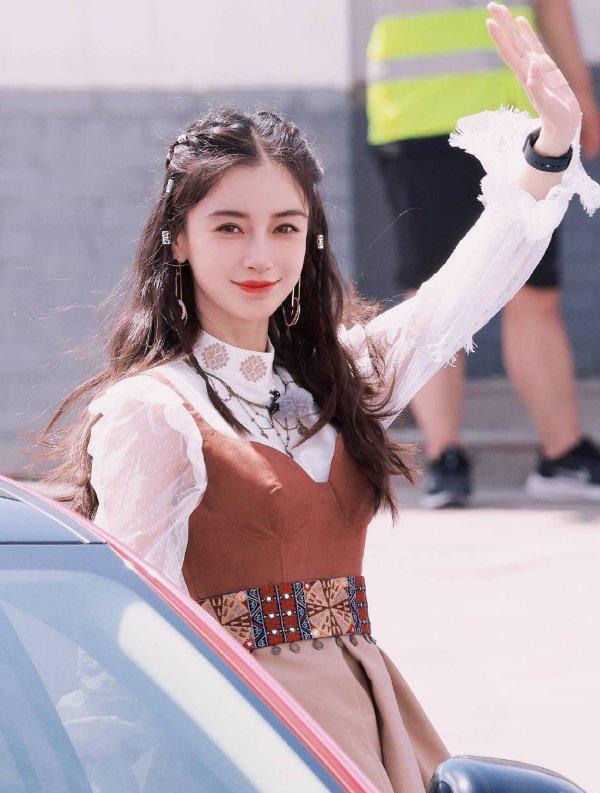 Angelababy|《奔跑吧》中,Angelababy看之前的节目视频,回忆满满,红了眼眶