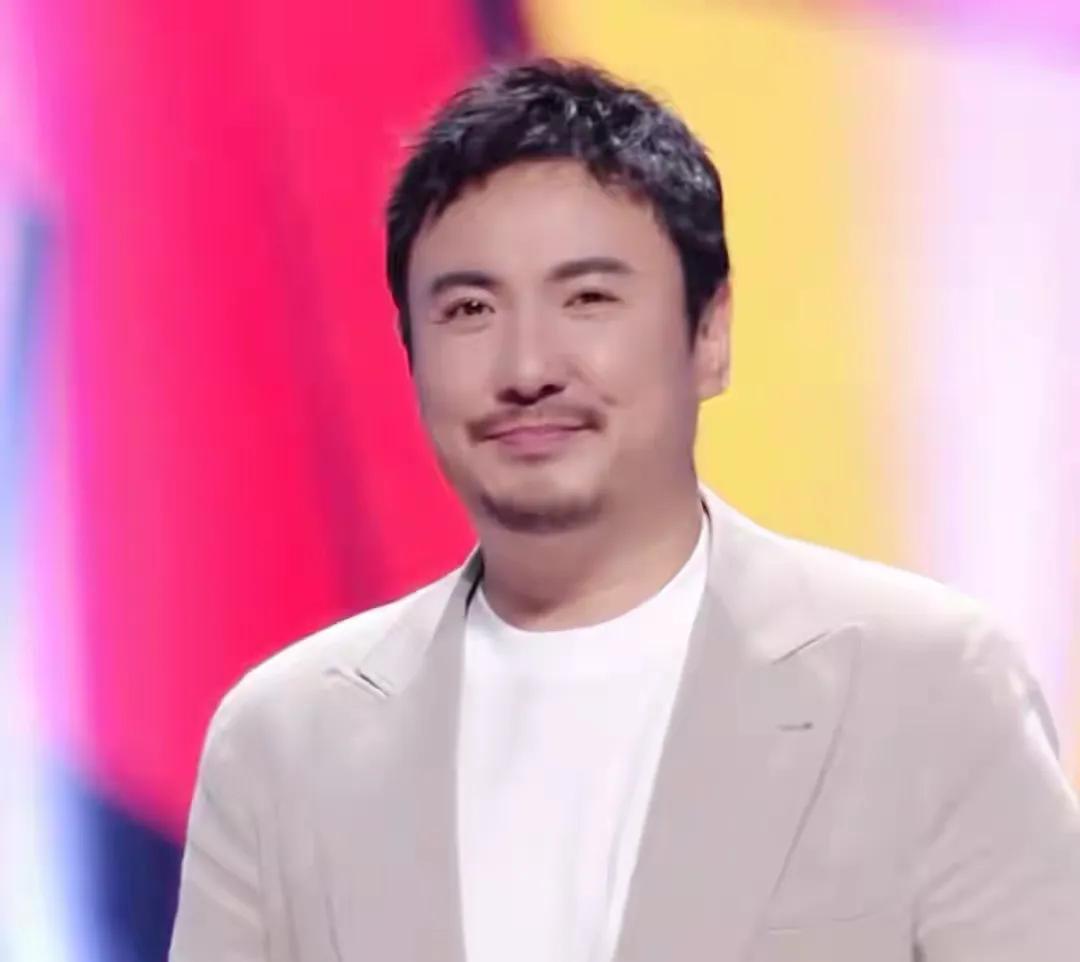 孙俪|39岁孙俪被生图出卖！穿鸾金色礼服献唱818晚会，胖一圈脸都肿了