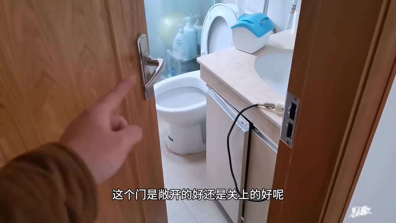 卫生间不用时，门是敞开还是关上？多数人不懂，难怪家里臭气熏天