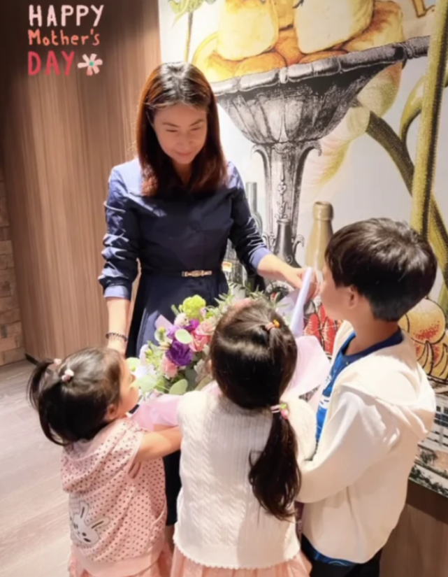 郭晶晶|郭晶晶被霍启刚宠成少女!与老公歪头杀太甜蜜,老公却成了大叔样