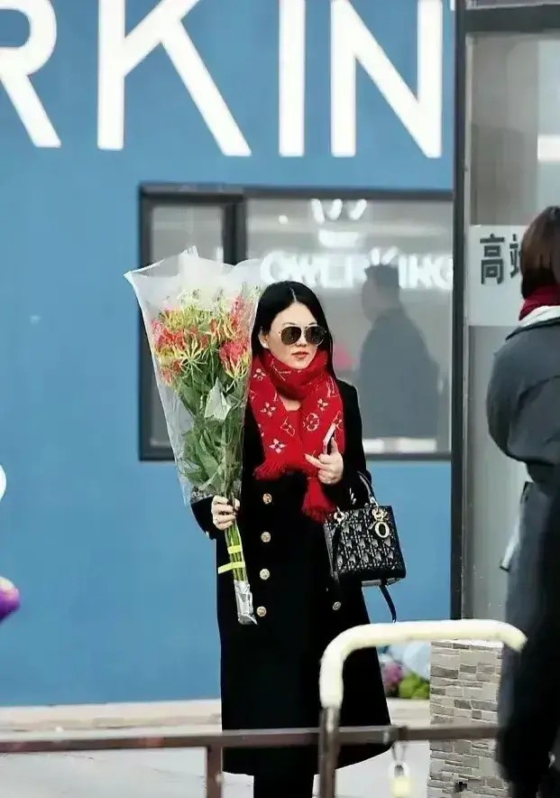 李湘|李湘单身后瘦回颜值巅峰！穿黑大衣配lv围巾，保暖与高级感共存