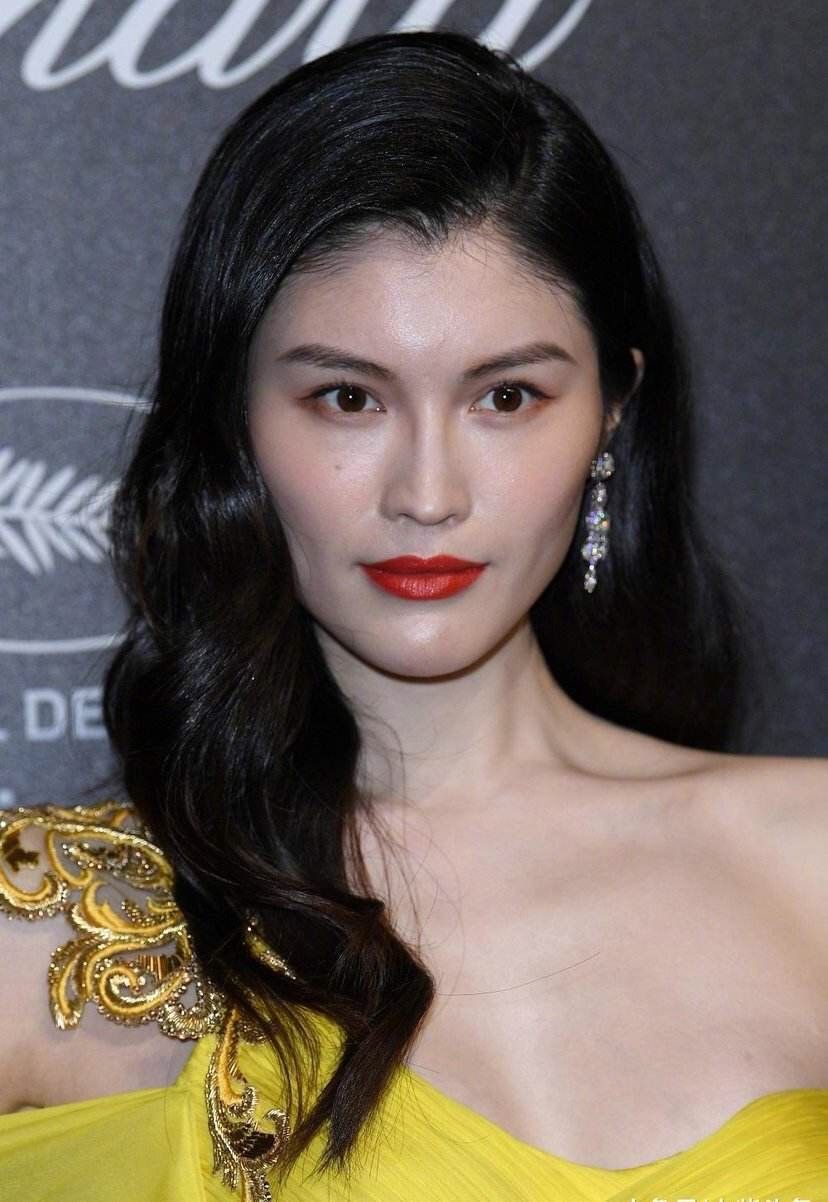 发型 你是适合扎发还是披发？主要就看这两个因素，和脸型没什么关系