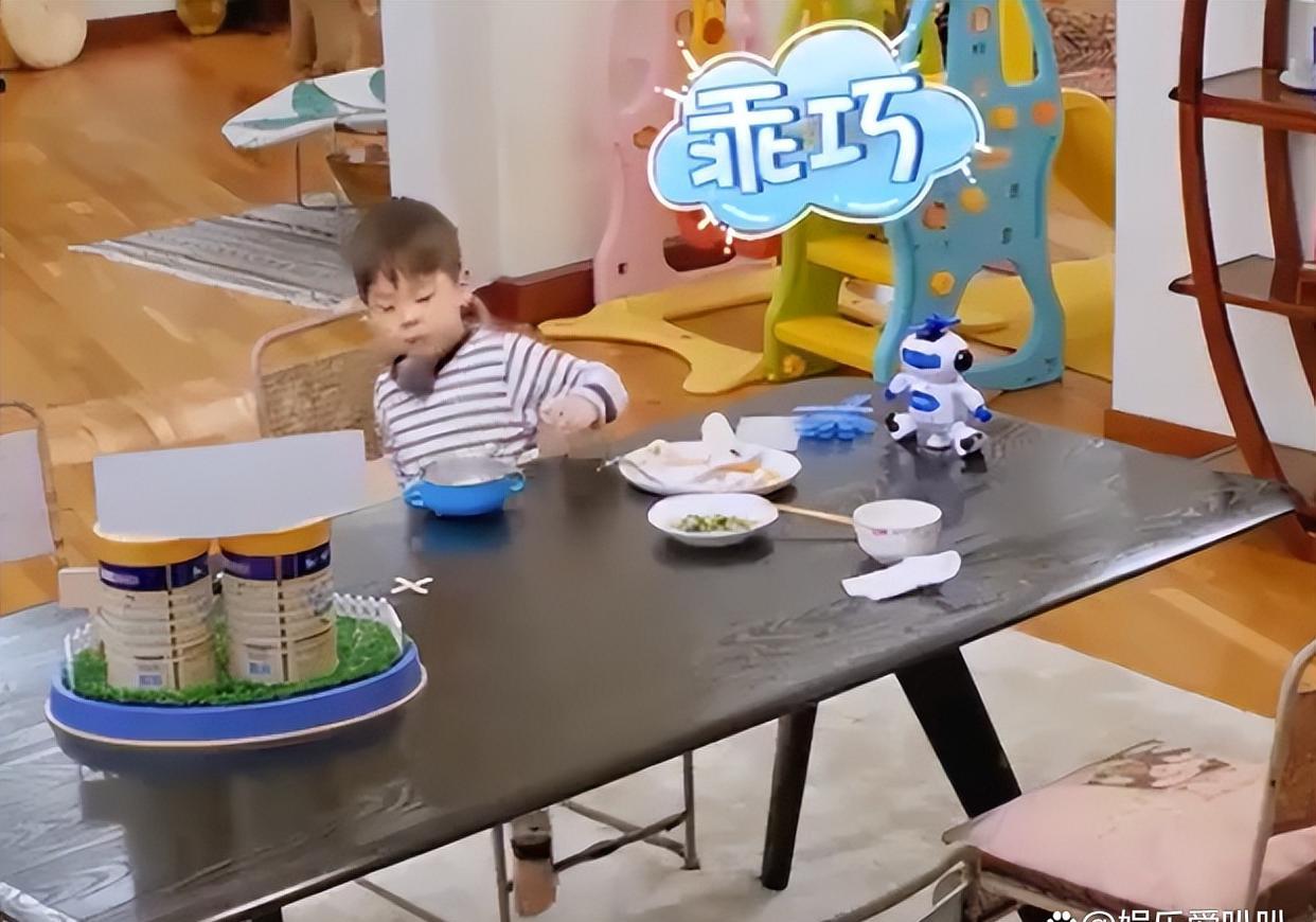 |霍思燕吃完饭儿子把碗一个个收起来,不是他幸运,她太会教育儿子