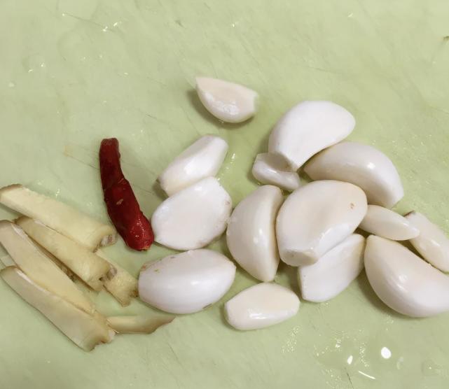 五花肉红烧甲鱼，色泽红润，鲜香入味