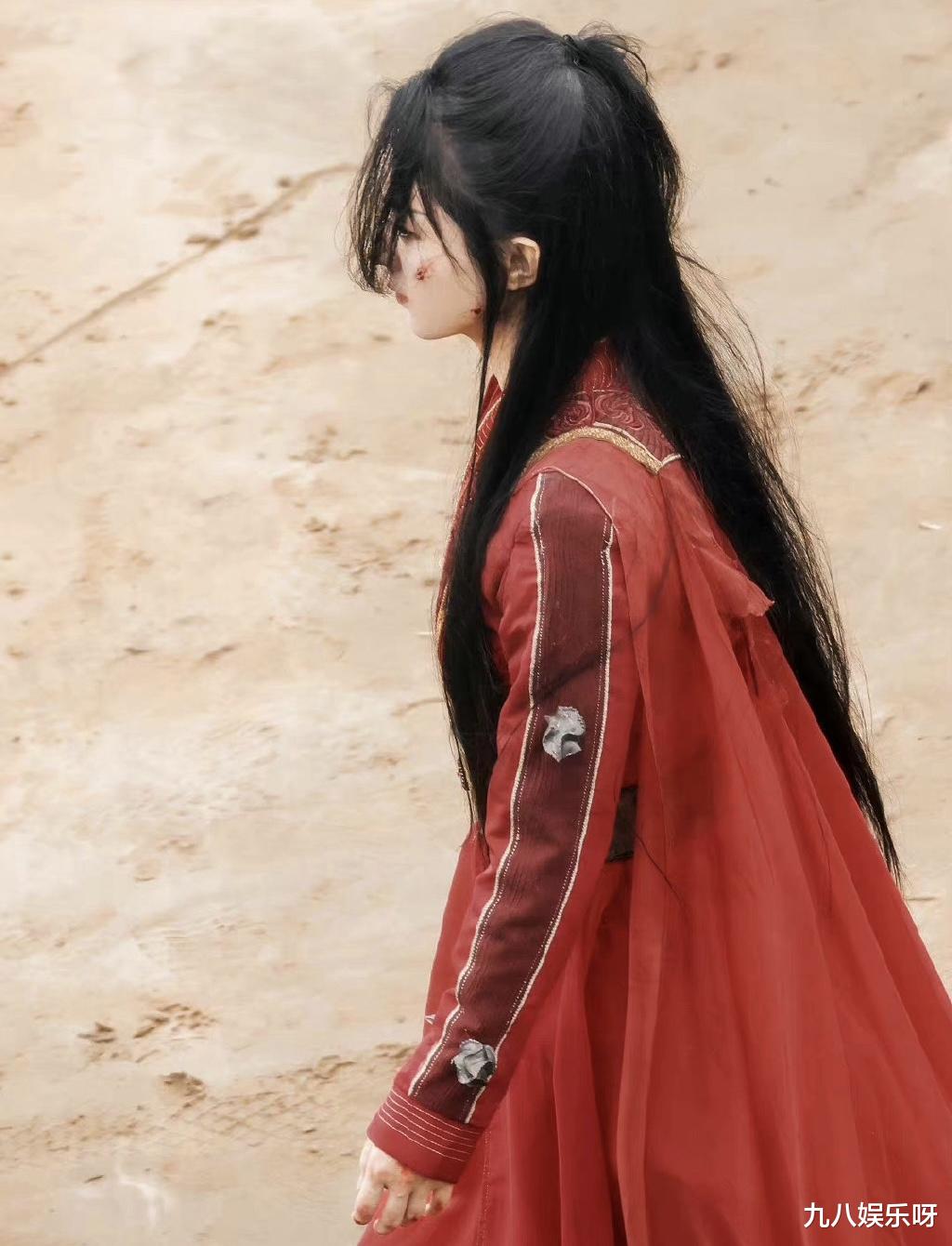 赵丽颖|赵丽颖战损造型路透，红衣美强惨，叼着棒棒糖走路带风