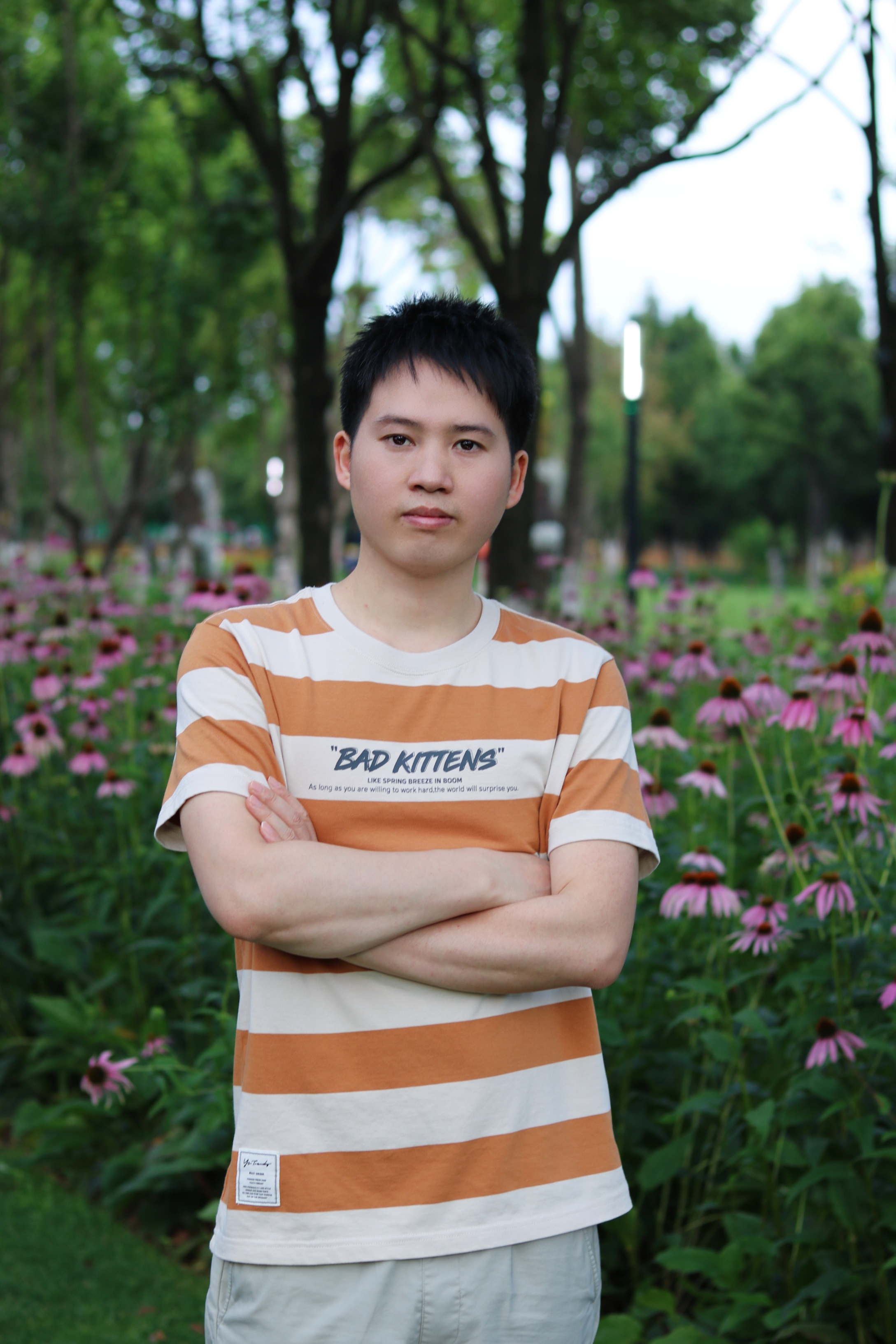 基础款T恤怎么穿更好看？小个子男生有哪些搭配技巧，能显高显瘦