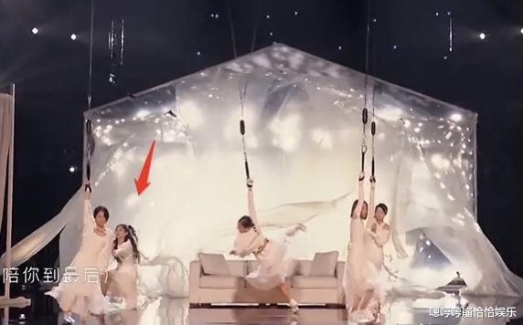 黄奕|黄奕在舞台上的失误,暴露了“过气艺人”当下最真实的处境!