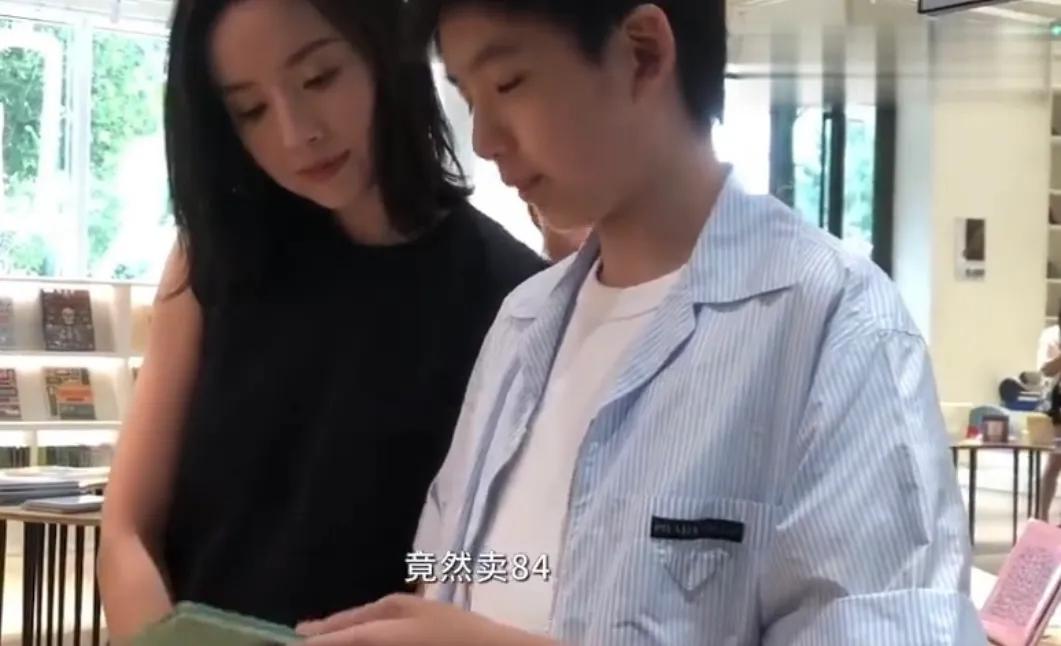 董洁 董洁母子日常互动曝光,13岁顶顶性格开朗聊不停,想做杀马特发型