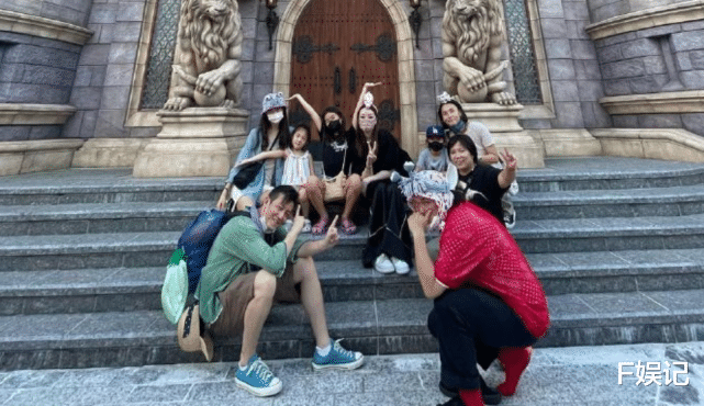 陈冠希|陈冠希带妻女到主题乐园游玩 遇到不少路人要合影一家人都开心配合