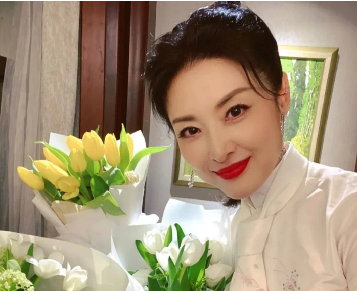 周涛|2002年,央视一姐周涛回到家,看着锅碗瓢盆忙碌的老公姚科