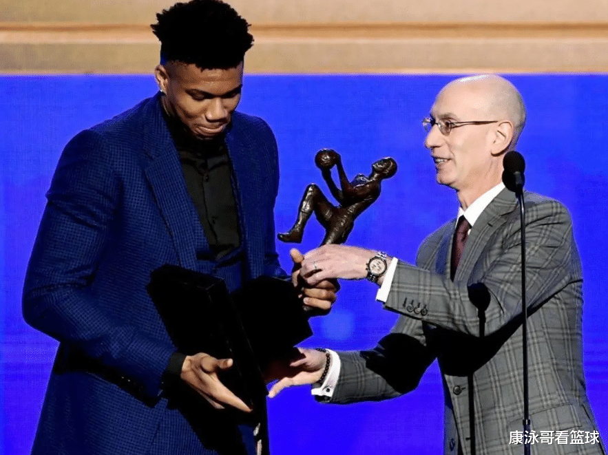 字母哥|?30+10+5！联盟第一！NBA要扶他做联盟第一人，杜兰特1万个不答应