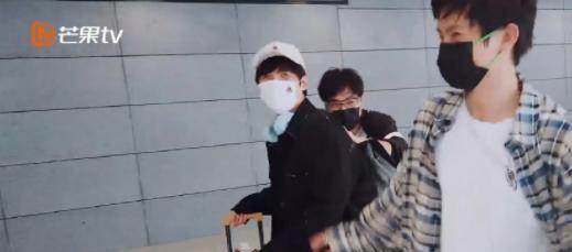 陈楚生|《快乐回来啦》张远为陈楚生应援翻车，陈楚生假装生气踹他一脚！