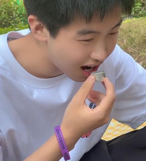 孙悦|孙爸纵容未成年饮酒?孙卓大口喝伏特加遭吐槽,网友:想清楚再说