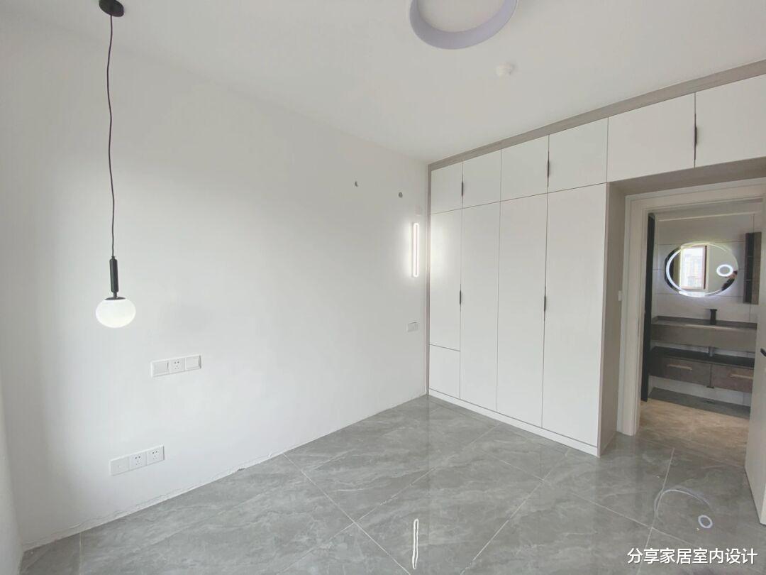 60平小家,坚持“穷”装修不做吊顶,浴室柜独立分开很实用!