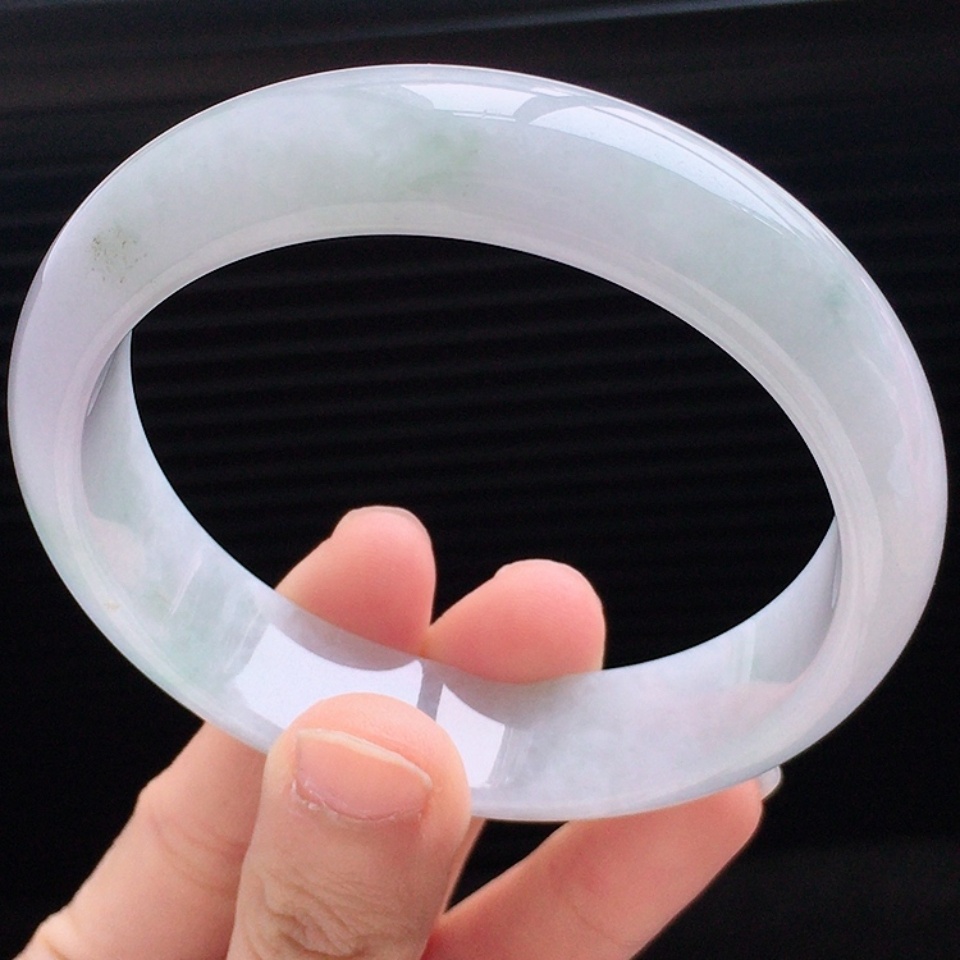 翡翠|1w出头的预算,应该选翡翠手镯还是翡翠挂件?