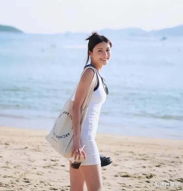 沈震轩|恭喜!香港知名男星与漂亮女友好事将近,高调晒海边合照配一脸