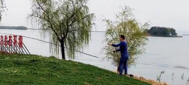 消博会|男子垂钓藐视渔政船,直接玩起了躲猫猫,网友:他有底气