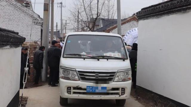 农村见闻|一位乡村殡葬车司机的倾诉：从业已五年，如今月薪过万，却想转行