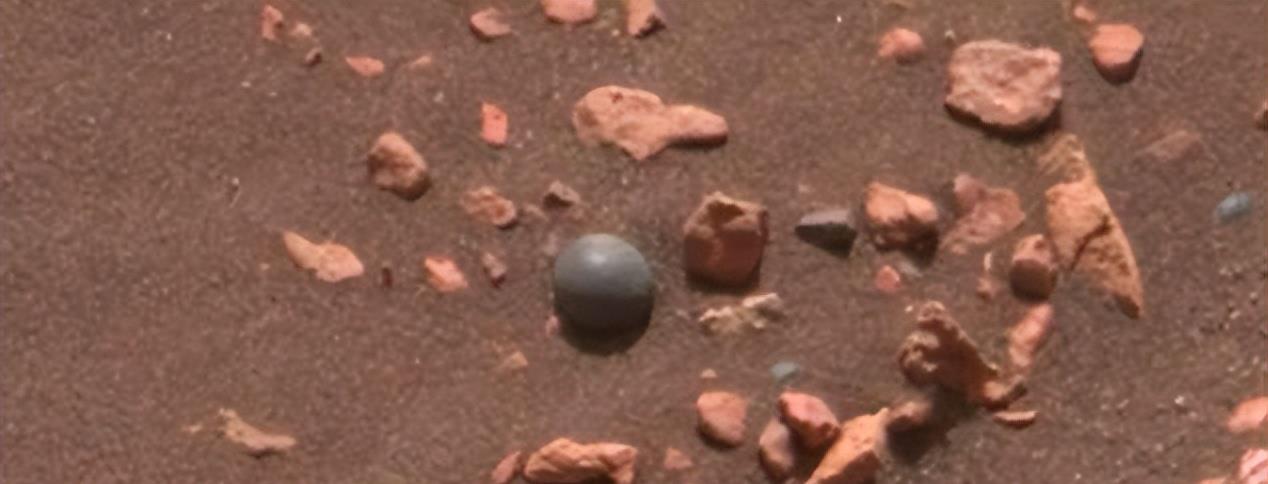 火星上发现亮闪闪的人造物体,夹在两块岩石之间,究竟是什么?