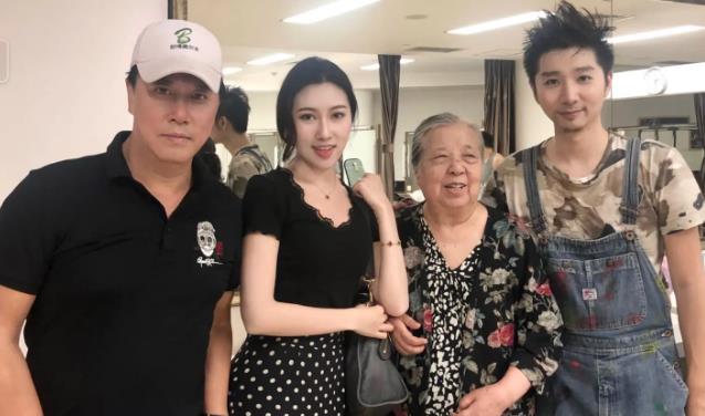 陈佩斯91岁母亲去世，外甥女晒姥姥弥留画面，家里还摆着陈强画像